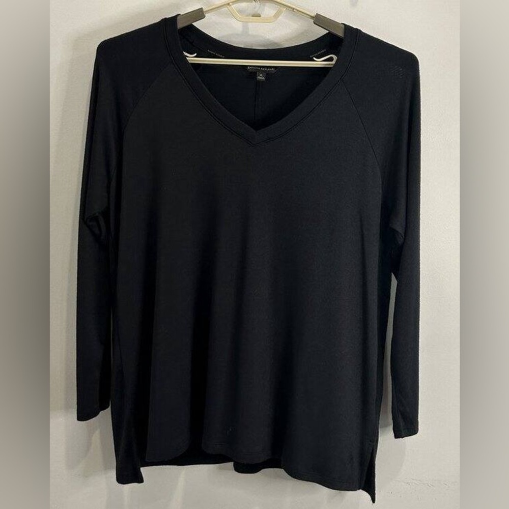 Banana Republic Classic Black V-Neck Pre❤️